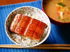 【レンジでチンの即席丼】 うなぎ風の「うな次郎」のっけ丼 ごはんが進む味つけでおいしい！