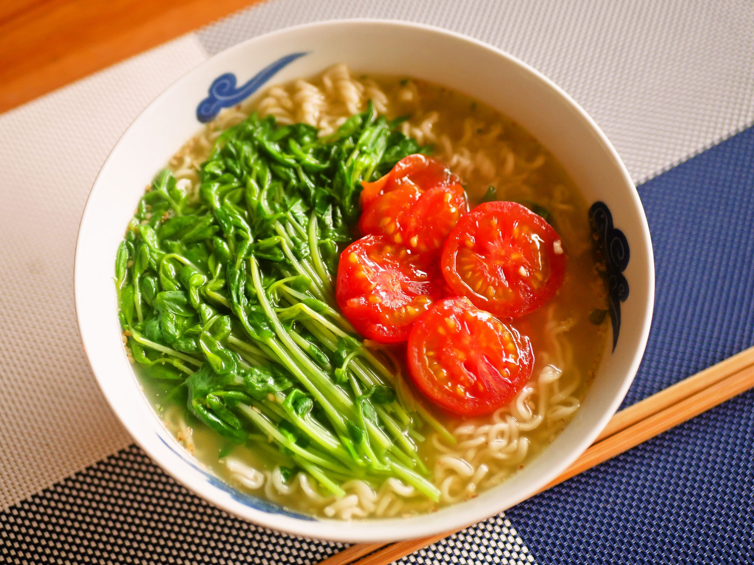 【インスタントラーメン アレンジ】 豆苗×トマトのっけラーメン 野菜のゆで汁を使うと最高のスープに