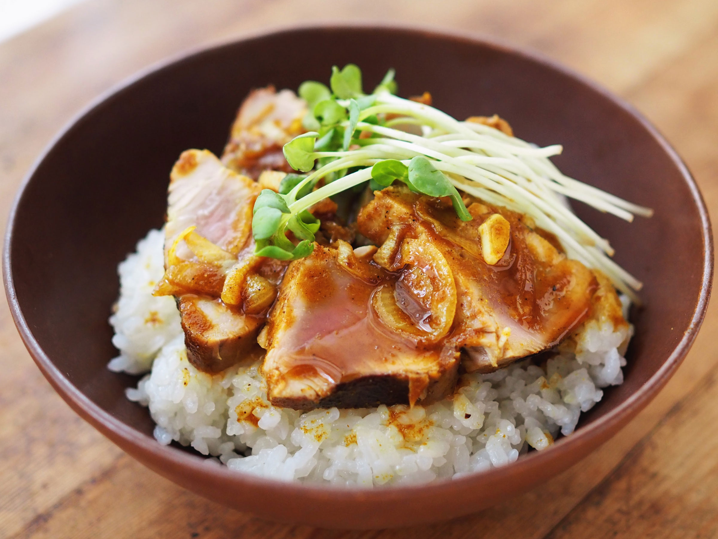 【ごはんが止まらない旬レシピ】 カツオのカレーたたき丼 臭みが苦手な人もパクパク食べられる