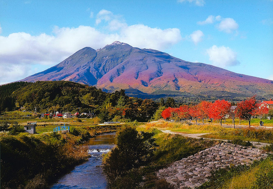 【青森県・2024年版】秋の絶景・風物詩10選 「津軽富士」朝日に照らされる岩木山の紅葉は必見