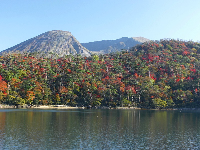 【宮崎県・2024年版】秋の絶景・風物詩10選。コバルトブルーの水面に紅葉のパッチワークが映える「えびの高原」