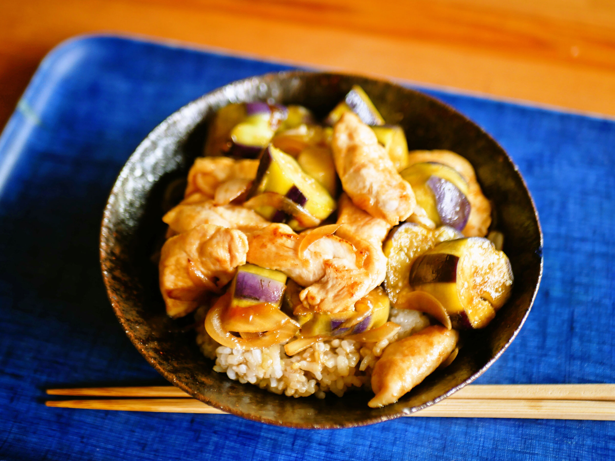 「鶏ささみとなすの炒め合わせ丼」 油不使用「蒸しなす」でカロリー減！ ダイエット中でも秋のなすを楽しもう