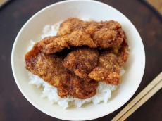 【ごはんが止まらない丼レシピ】福井県の極旨ソースカツ丼　薄切り肉を折りたたんで揚げて！