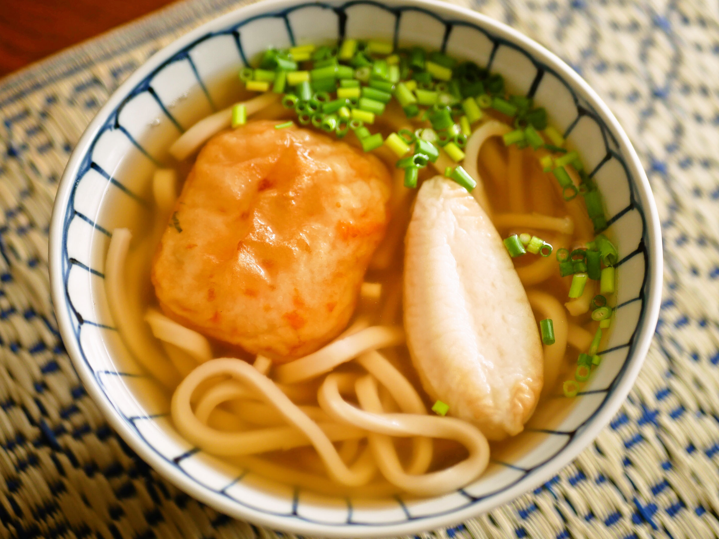 【宮城県のお土産レシピ】笹かまぼこのっけうどん　汁を吸った笹かまがもっちり美味！