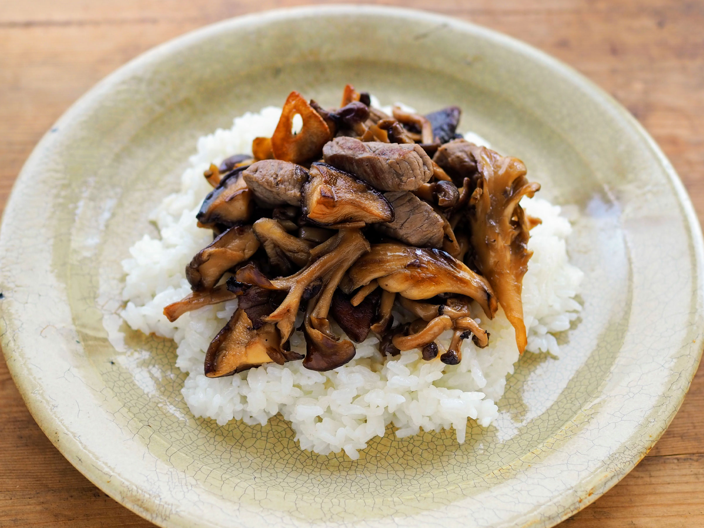 【秋が香るごちそうレシピ】カリカリきのこと牛肉ののっけライス 「強火で強気」に炒めるのがカギ！