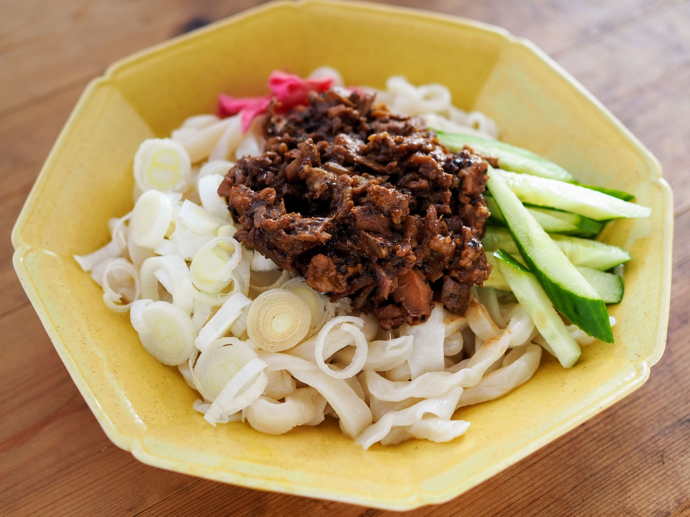 【たっぷり野菜の麺レシピ】舞茸入り肉みそのっけうどん　盛岡じゃじゃ麺の味を再現！