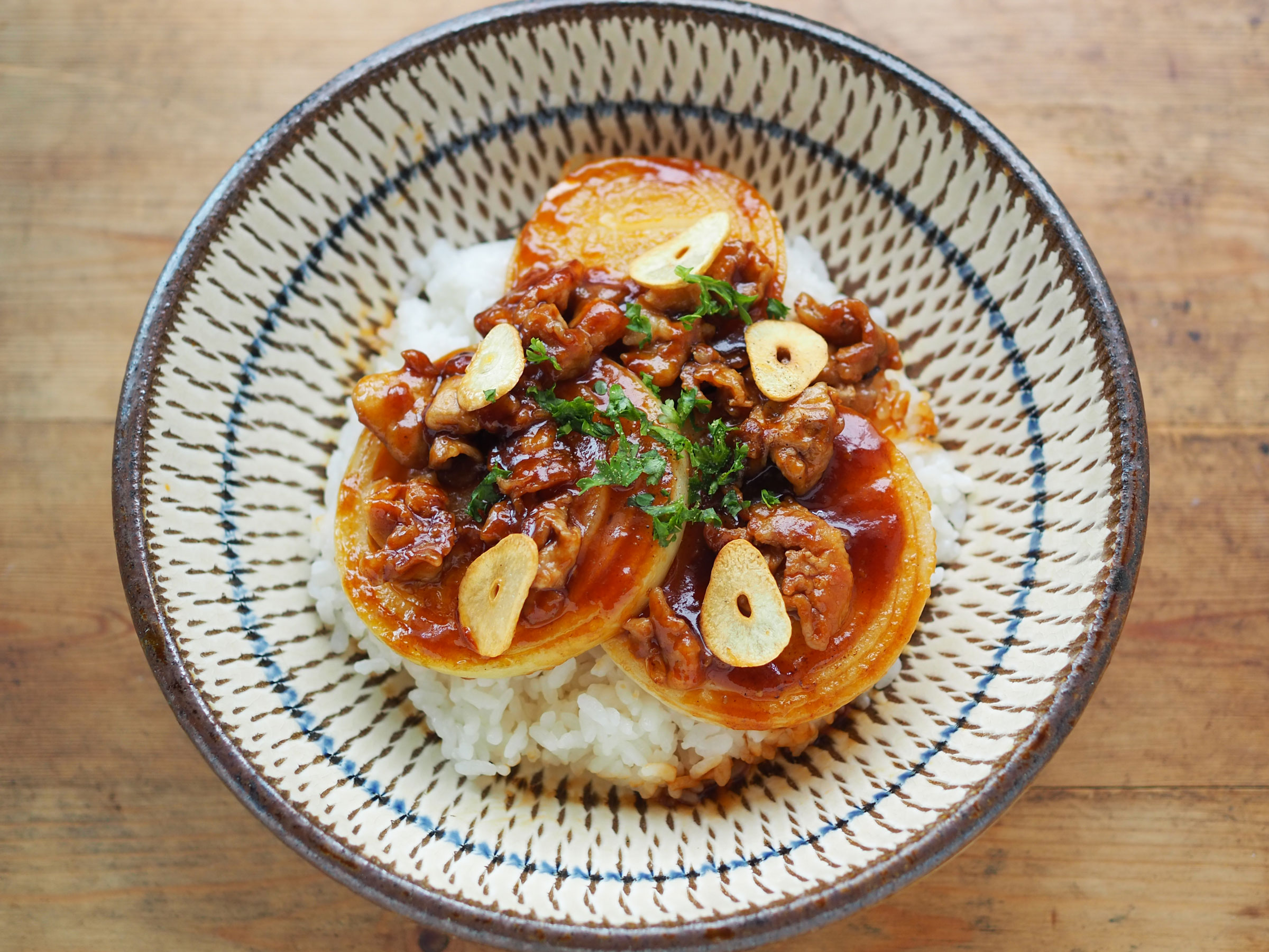 【食べれば〇〇シリーズレシピ】なんちゃって「トンテキ」丼　玉ネギステーキがとろっと美味