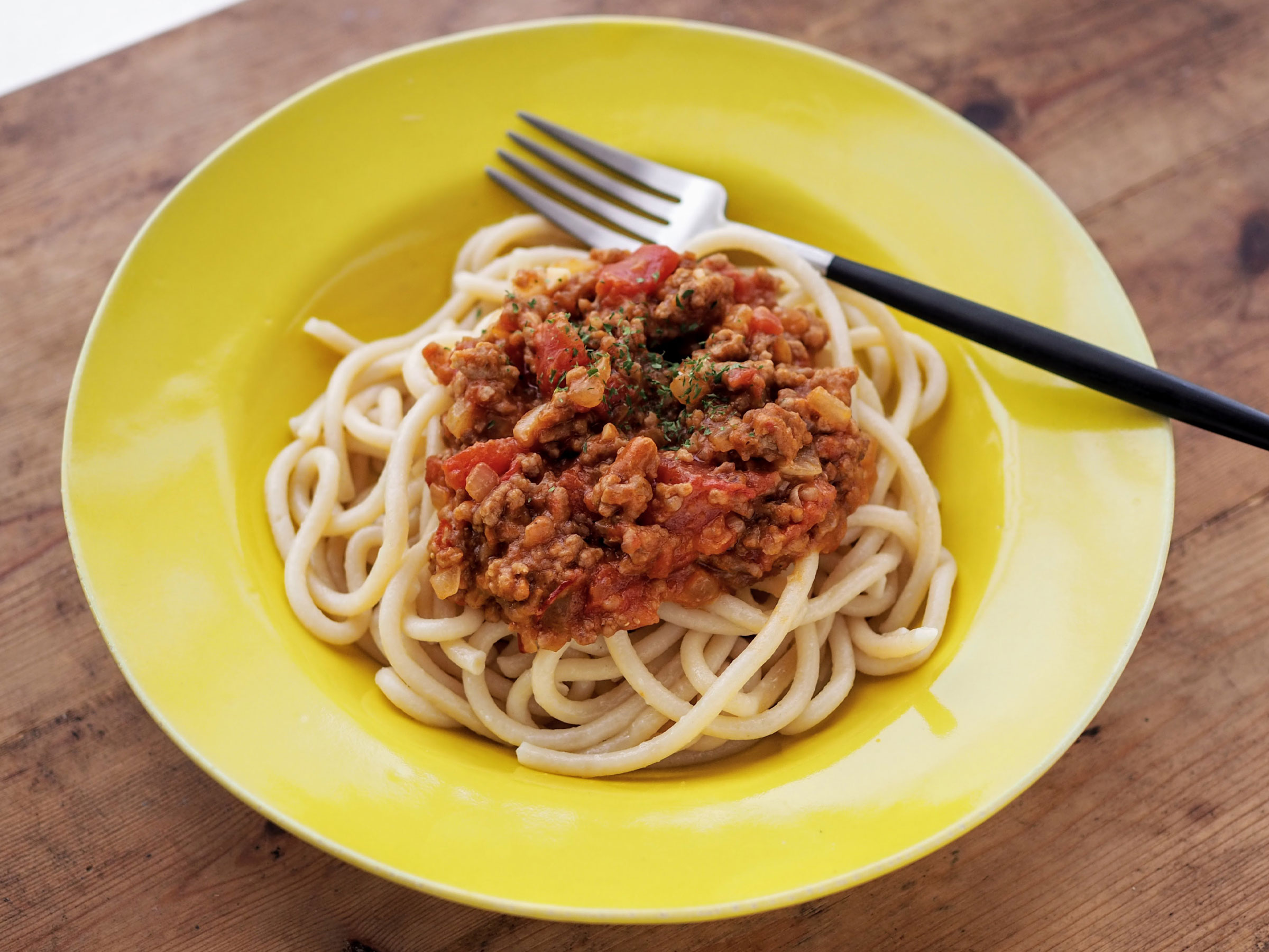 【さっと作れるパスタレシピ】味噌ミートソースのっけパスタ 「トマトと味噌って相性いいんです」