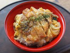 【ほっとする味！ 家庭料理レシピ】 卵とじスタイルの「普通のカツ丼」 市販品のトンカツを使えば楽ちん