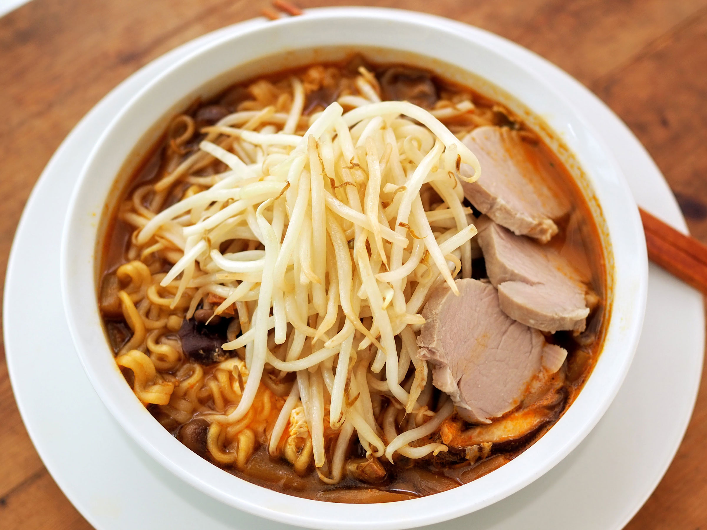 【インスタントラーメン アレンジ】「辛ラーメン」もやしどっさりのっけ　“もやし炒め”を格上げするコツも