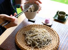 【鎌倉 北橋】長谷の美しい洋館で庭を見ながら味わうスパークリングワインと風味豊かな“玄挽き蕎麦”！