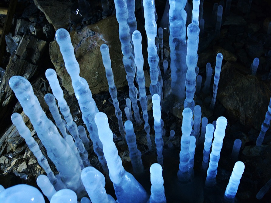 【岩手県・2025年版】冬の絶景・風物詩10選。冬と夏の年2回だけ公開される、神秘的な鍾乳洞も