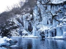 【埼玉県・2025年版】冬の絶景・風物詩10選。岩肌からの湧水が生み出す“天然の氷のオブジェ”が圧巻