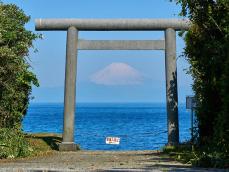 【千葉県・2025年版】冬の絶景・風物詩10選。晴れた日の浜鳥居から望む、“鳥居ごしの富士山”