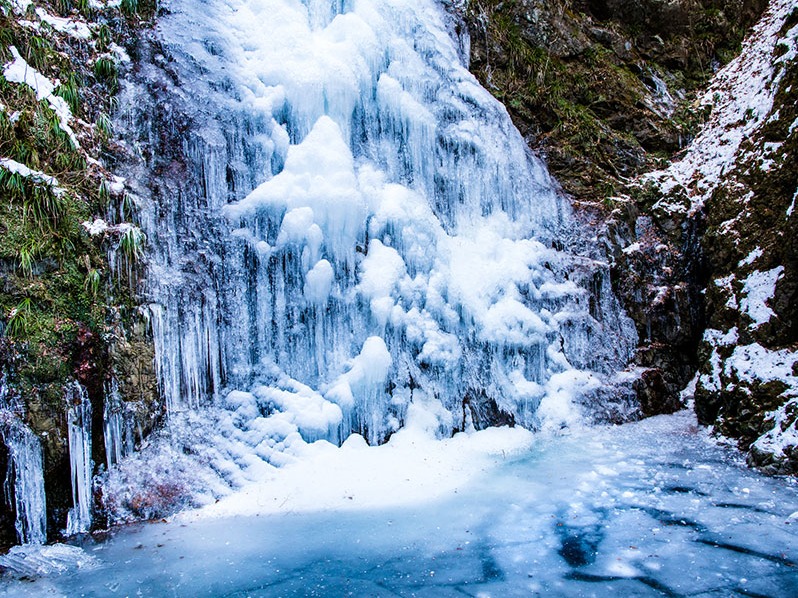 【東京都・2025年版】冬の絶景・風物詩10選。雪に包まれた静寂の世界が神秘的な“厳冬期の氷瀑”