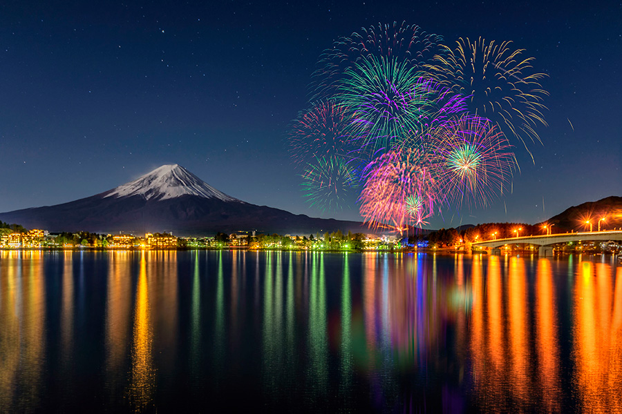 【山梨県・2025年版】冬の絶景・風物詩10選。雪化粧の富士山と、河口湖に映る煌びやかな花火