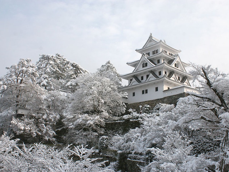 【岐阜県・2025年版】冬の絶景・風物詩10選。“日本で最も美しい山城”の雪化粧