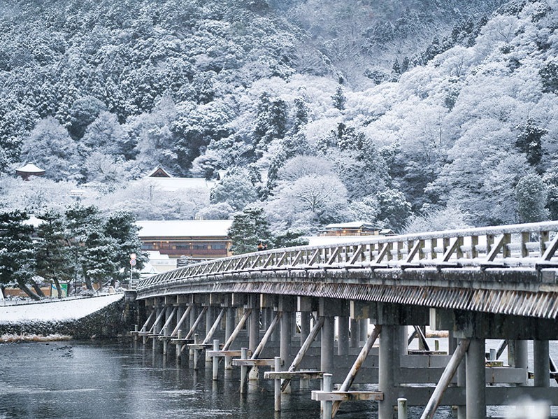 【京都府・2025年版】冬の絶景・風物詩10選。雪化粧したモノトーンの“渡月橋”は神秘的で、一幅の絵画のよう