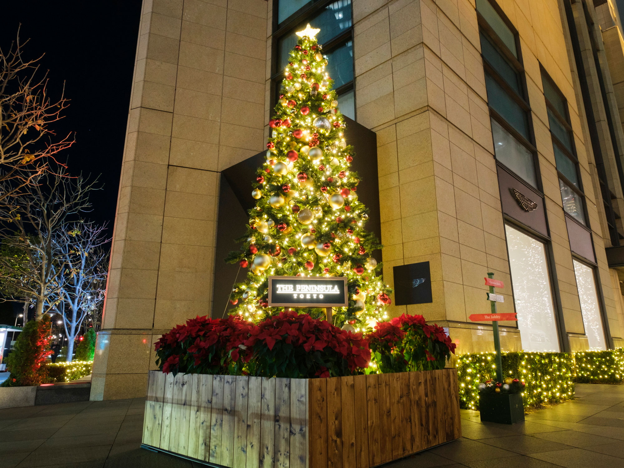 【2024 ザ・ペニンシュラ東京のクリスマスツリー】日比谷の街並みを暖かく照らすシンボルツリー