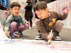 「化粧品から生まれた絵具を使って…」KANEBOから子どもたちの未来を切り開く“贈りもの”