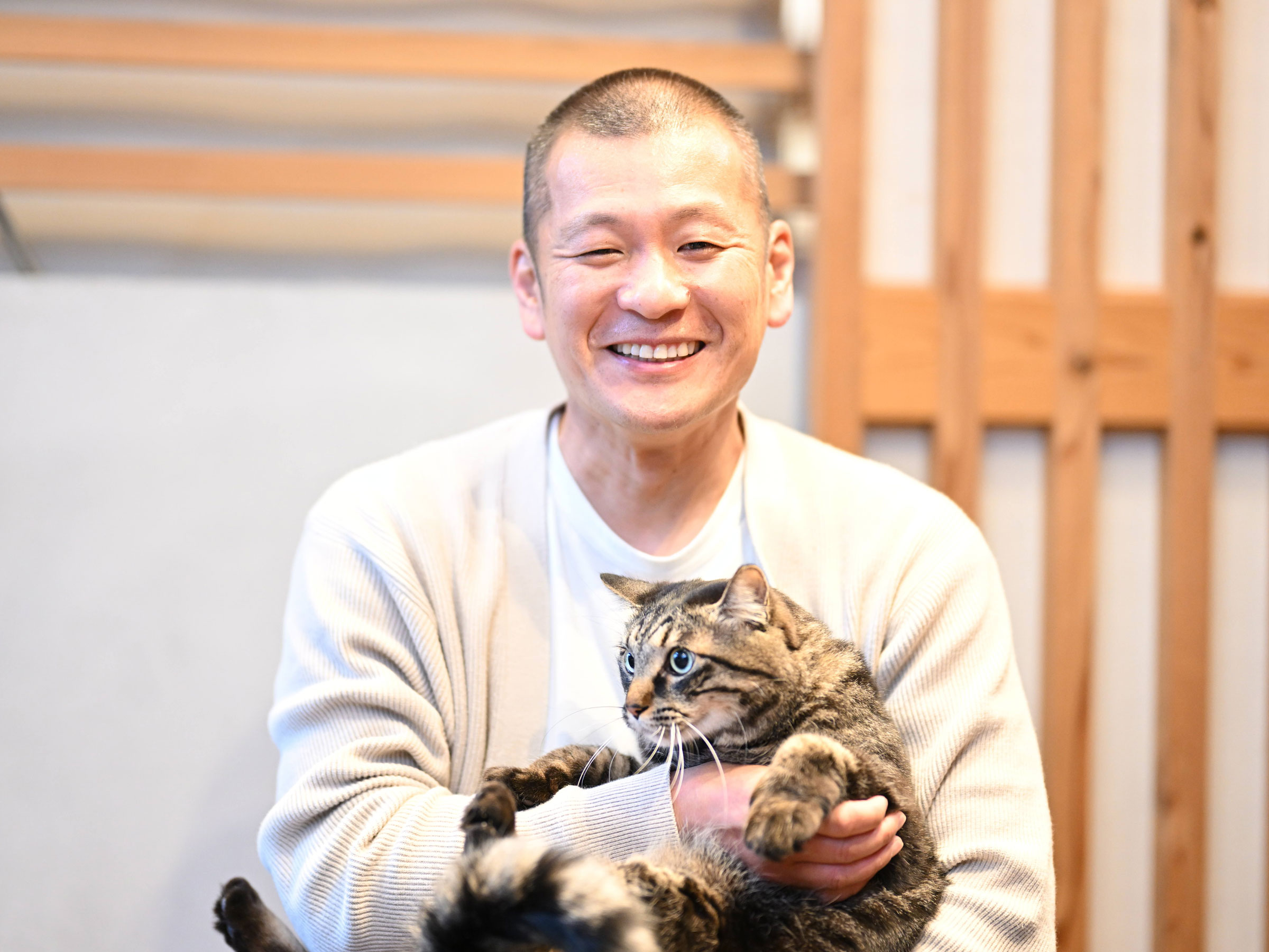 【やっぱり猫が好きすぎる！】服を破られ粗相され…妻や義母は小言も「猫は悪くない。むしろありがとう！」猫好きゆえ“詐欺”にも遭った益子卓郎