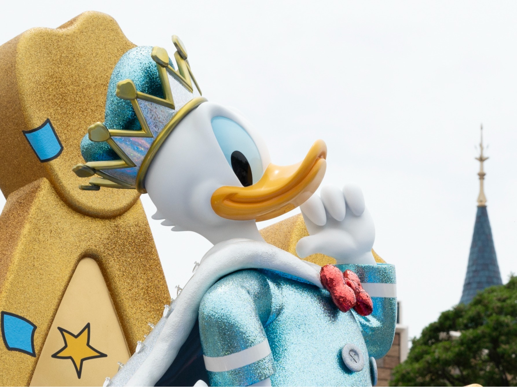 6月9日はドナルドダッグの誕生日！〉ディズニーランドはセーラー
