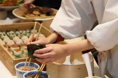 「旅するおむすび屋」の握りたて新之助おむすびも！読者30名が“新潟”を楽しみ尽くした「CREA×新潟県 おいしい忘年会＆マルシェ」