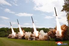「世界最強の戦術核攻撃手段」金正恩氏がロケット砲訓練を指導