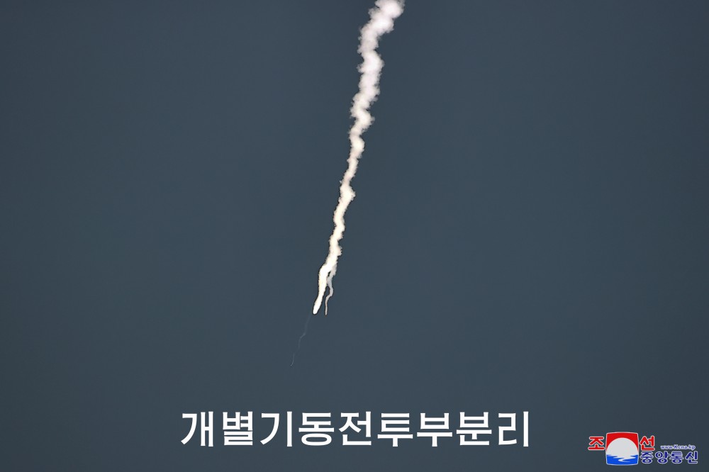 北朝鮮、多弾頭ミサイルの「分離・誘導実験で成功」