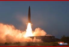 北朝鮮、新型「重量級弾頭ミサイル」発射実験に成功と主張