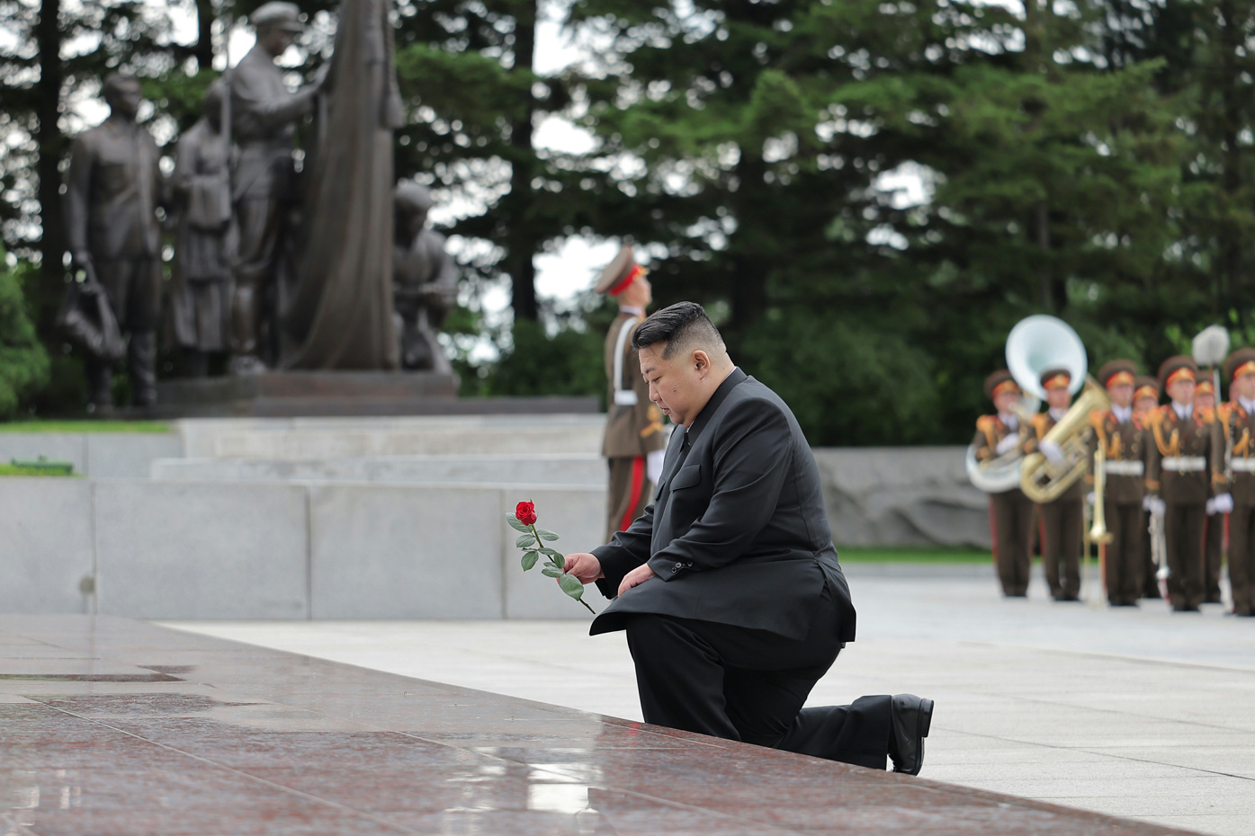 金正恩氏「参戦烈士墓」「大城山革命烈士陵」を訪れ献花