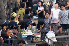 餓死の恐怖に耐えきれず「二度と戻れぬ橋」を渡ってしまう北朝鮮の都市住民