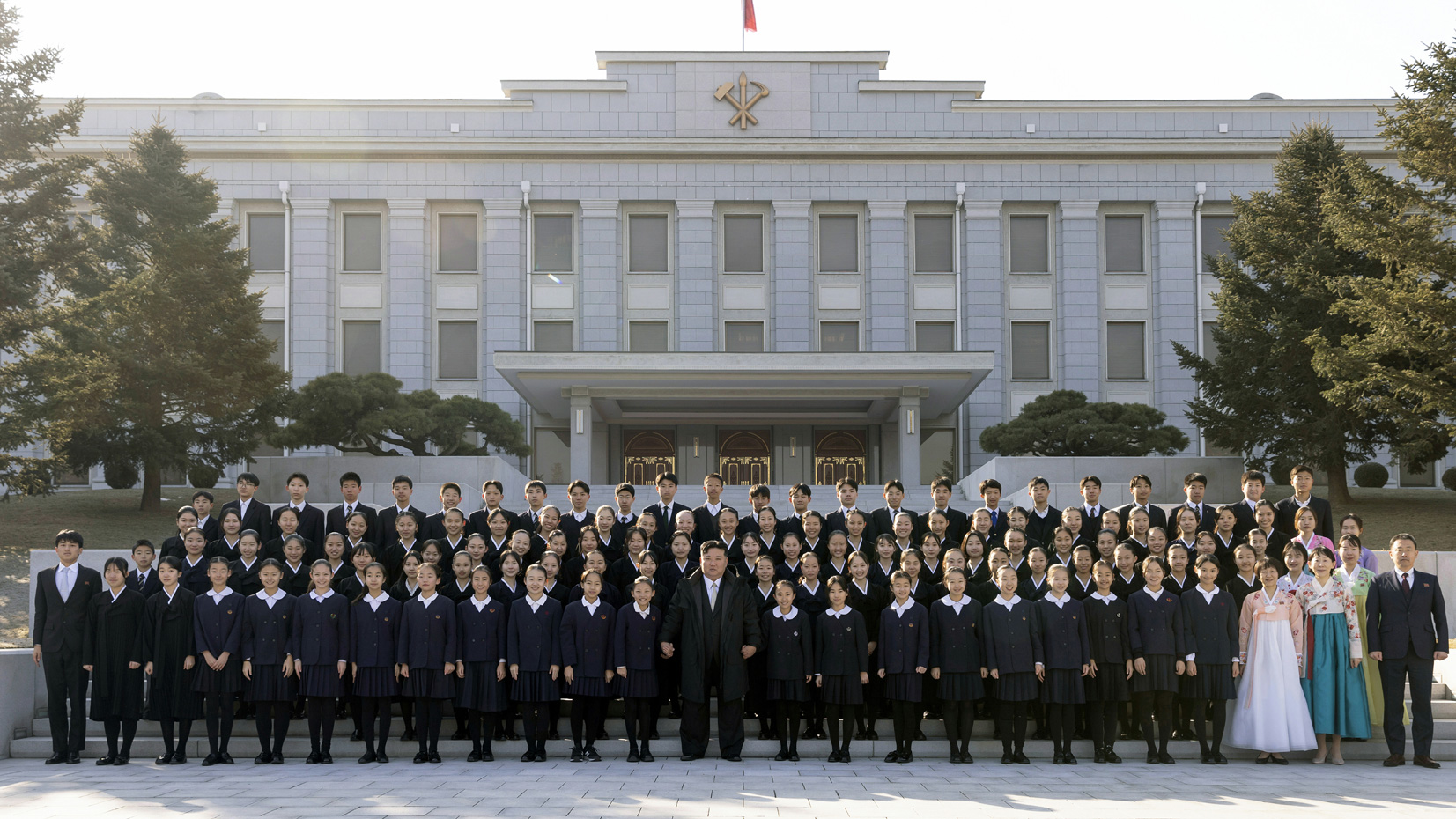 金正恩氏、訪朝している在日学生少年芸術団と記念撮影