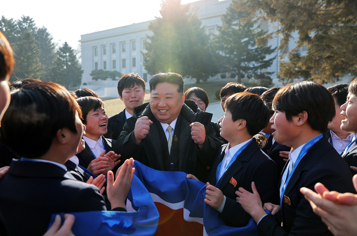 金正恩氏、Ｕ１７女子サッカー選手ら功労者と記念撮影