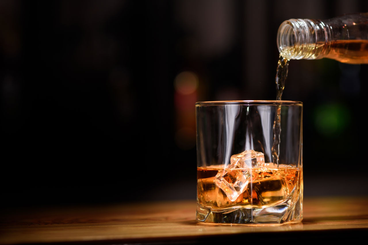 ウイスキー市場、コロナ禍の家飲み需要の増加で大容量化とプレミアム化が加速