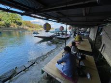 車や徒歩じゃない？京都・嵐山の飲食店、来店手段はまさかの！でも100年続く人気の理由とは
