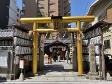 輝く鳥居がシンボル！ 金運アップを祈願する、京都の注目神社の巧みなブランド戦略！