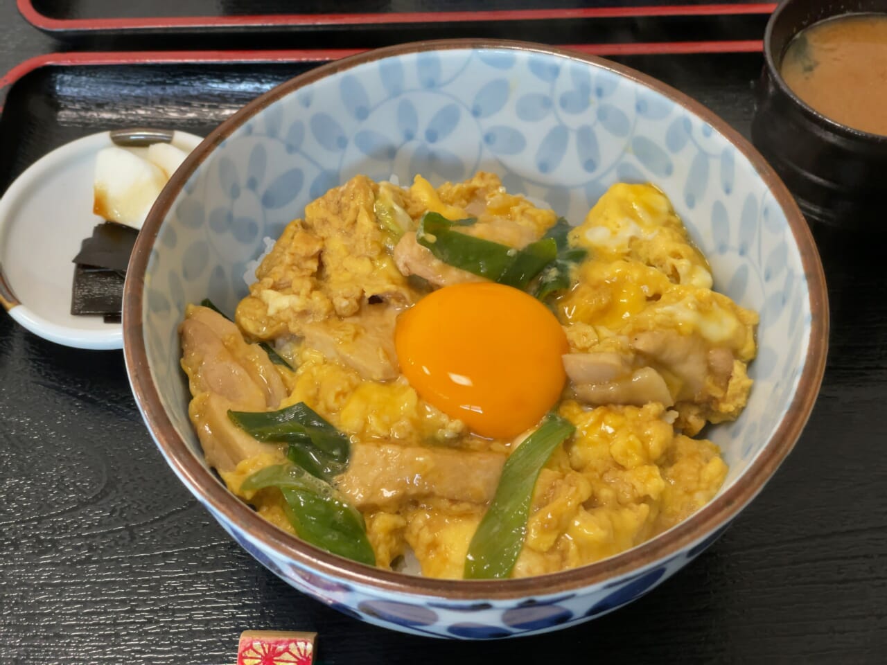 観光地のど真ん中！ 京都・祇園の一等地で食べる、リーズナブルながら本格的な親子丼