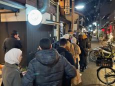 お客の大半は外国人！ 京都・烏丸、夜にだけ行列ができる飲食店の謎