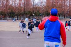 小学生低学年向け野球大会「第18回 コスモスイニシアJr.カップ」を開催
～次世代につなぐESG投資の一環として、
公式戦の少ない低学年向けに試合機会を提供。競技を通じ地域交流を促進～