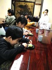【京都産業大学】現代社会学部 鈴木ゼミの学生が京都の老舗和菓子店「亀屋良長」とコラボ！創作和菓子でお茶会を開催