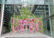 竹やリボン、約7,000輪の花々が融合した巨大なフラワーアートが皆様を“おもてなし”
東京ミッドタウン八重洲 開業1周年！TOKYO MIDTOWN YAESU 1st Anniversary