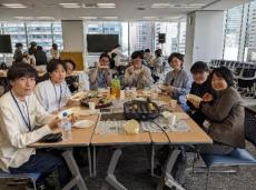 ◆「新社会人歓迎会＠東京」に関西大学卒業生が集結！◆増える東京就職。"たこ焼き"でつなぐ関西の絆！