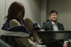 河合優実×佐藤二朗「あんのこと」初共演シーン　取り調べ中、反抗的な少女を前に、刑事がとったまさかの行動とは？