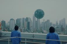 異形の目をもつ山田孝之が、謎の球体を操り東京都庁をえぐる!?　 「七夕の国」衝撃の本編映像
