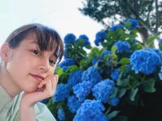 のん、真っ青に満開に咲く紫陽花との微笑みショット公開「美しくて力強いのんちゃんに似合ってる」