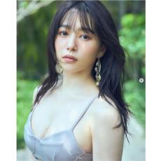 桜井日奈子、透明感あふれる美肌の写真集先行カット公開「綺麗過ぎて見惚れます」