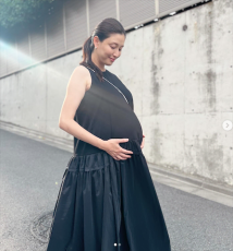 橋本マナミ、大きなお腹を抱えた妊婦ショットを公開「臨月のマナミさんも美しい限りです」