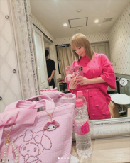 まさに”AYUコーデ”、浜崎あゆみの全身ピンク色スタイルに「身に付けてもの全て可愛すぎる」の声