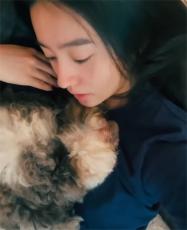 Koki,、愛犬と戯れる超リラックスモードの動画を公開